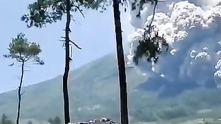 Gunung meletus