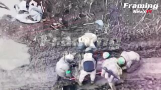 Tentara Ukraina Mengevakuasi Rekanya yang Terluka di Bakhmut