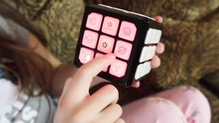 Winning fingers flashing cube electronic