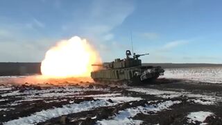 Russian tanks blast Ukrainian targets as they advance on the battlefield