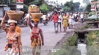 Suasana pasar di Bali tempo dulu,terlihat nyaman dan tenang