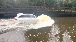 Преодолеть огромную лужу на машине и не заглохнуть