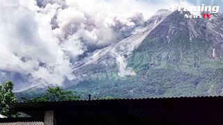 Momen Gunung Berapi Meletus Memuntahkan Awan Panas ke Langit dan Menghujani Kota kota Terdekat