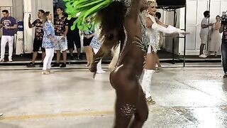 Desfile da Escola de Samba No Rio de Janeiro A maior festa do mundo