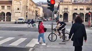 Italy ..جسے کہتے ہیں بیکار وہی بنتا سٹار