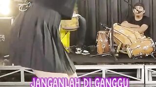 IKAN DALAM KOLAM (LIRIK)-ARLIDA  PUTRI FT DIKE SABRINA