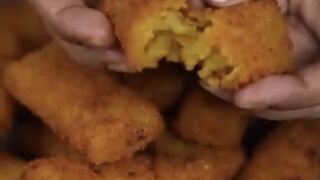 Crispy aloo poha recipe ( subscribe please )