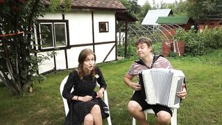 Весна. Поёт - Полина Полякова. аккомпанирует на баяне - Андрей Данской. mp4