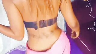 Naija lady show off her twerking skills.