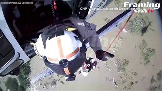 Momen Awak Helokopter Melakukan Penyelamatan Korban Banjir di Sungai California