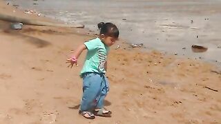 Asiknya bermain di pantai.