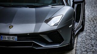 Sa prof l’avait traité de bon à rien, il retourne la voir avec sa Lamborghini !