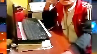 Penyiar radio sedang bertugas.