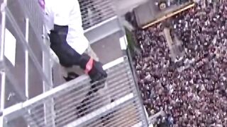 C'EST UN MALADE !!!! IL FAIS UN BACKFLIP DEPUIS LA TOUR EIFFEL