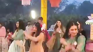 Mehndi dance performance in sister wedding