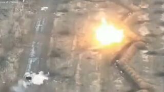 Ukrainian tanks blast Russian soldiers in trenches from close range