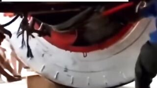 tronton raksasa rem nya blong di tahan balok kayu