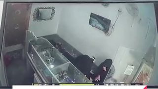 While he is praying, two women assault a gold merchant to rob his shop in Qena, but he manages to catch them