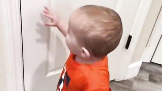 Babies play togther