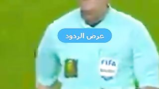 غضب كريستيانو رونالدو على حكم اللقاء حصل الكرت الأصفر.