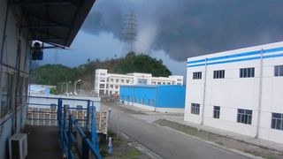 Detik detik Angin Tornado menghancurkan gedung