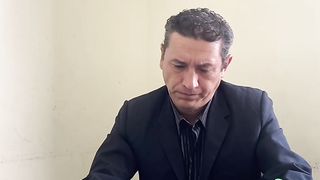 Il a demandé de l'aide au professeur avec un message sur sa jambe