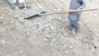 Chhote se bacche ko kam karta dekhen
