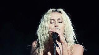Beautiful! Miley Cyrus-Flowers Live
