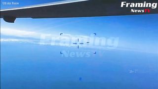 Angkatan Udara Amerika Serikat memperlihatkan momen jet tempur Rusia menabrak drone AS di atas Laut Hitam.