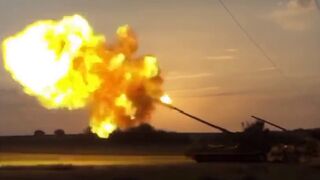 Ukrainian 203mm self propelled artillery Pion fires on sunset