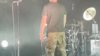 Андрей Хлывнюк расплакался на сцене, спев про Ирпень