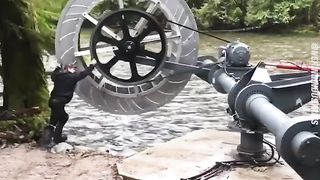 This is the process of how a giant waterwheel generates free electricity