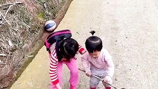 This man helping these little girls shows there are still good people out there
