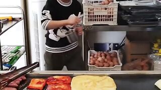 Little chef cooks delicious food????