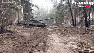 Tank lapis baja T 80 Rusia meledakkan target Ukraina yang tersembunyi di antara pepohonan