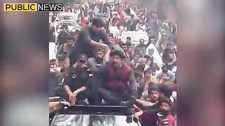 لاہور کی سڑکوں پر ہزاروں کی تعدر میں کارکن