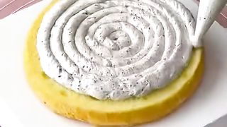 Making a beautiful pink cake!????