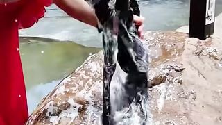 This is how she washes her super long hair