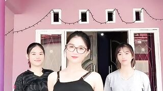 Pilih aku atau mereka ?