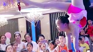 This girl will amaze you with her acrobatics acrobatics