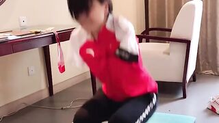 Admire the girl with no arms full of energy