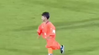 Petit garçon préféré voir Lionel Messi plutôt que de sortir du terrain #messi #ter