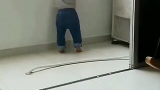 Gato saúva criança ????‍⬛