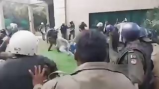عمران خان کے گھر پر پولیس کا دھاوا imran khan ke ghar pr police ka dhawa public news