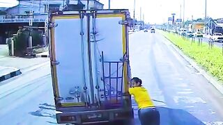 'Superwoman' driver pushes a truck that broke down on busy road.