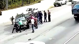 Good Samaritans rush to help the driver that got his car overturned on highway