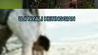 MEMANJAT ATAP RUMAH ORANG.AH..ADA ADA SAJAA