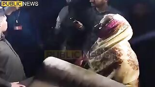 پولیس نے عمران خان کے گھر کے صوفے اٹھاۓ تو اس کے بعد کیا ہوا #imrankhan #breakingnews #publicnews