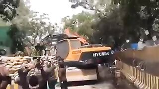 عمران خان گھر میں پولیس کی توڑ پھوڑ imran khan ghar main police ki tor phor #breakingnews #publicnews