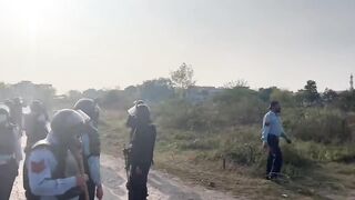 Awam Aor Police Amnain Samnain